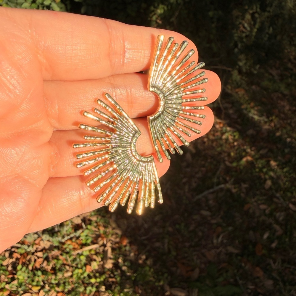 Elegant Gold Sunburst Earrings - Picture 5 of 7